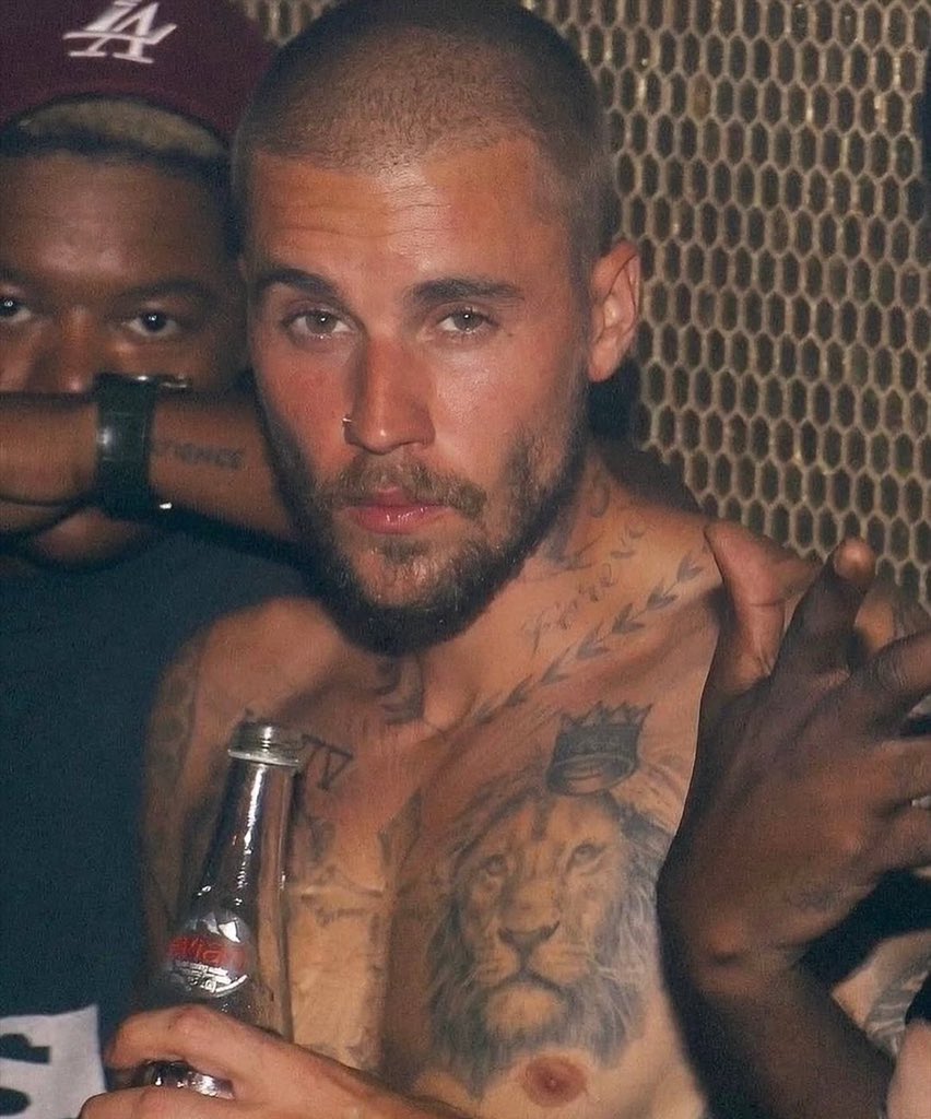 urth2kas's tweet photo. how my man’s homies be looking at me when he’s not paying attention https://t.co/8bPgj4LPFC