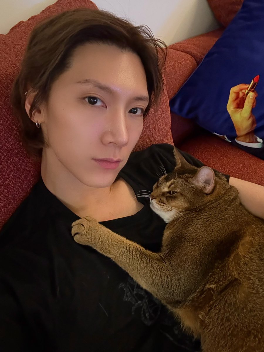 _txn10's tweet photo. 울 돼냥이랑 같이찍엇쟈나 텐💖💖 https://t.co/GEL5sFwiw7