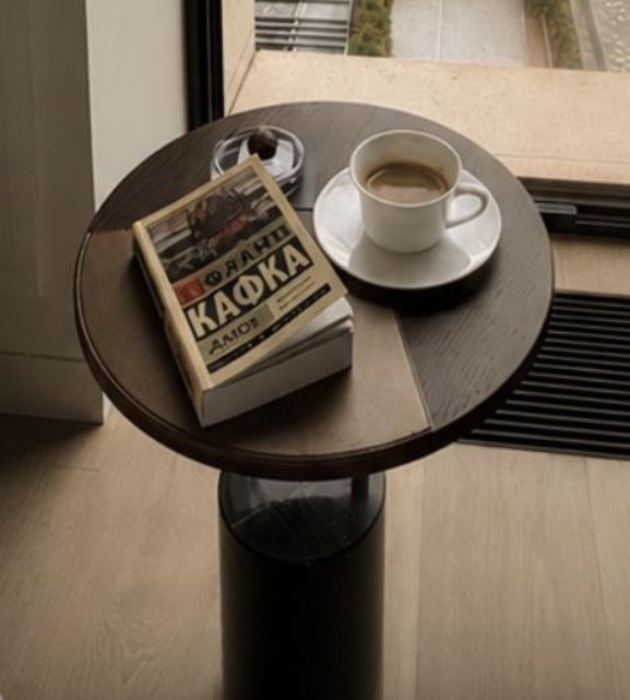 4e13's tweet photo. Кто-то выложил сторис, взгляд зацепился за книгу.
Это ИИ или фильтры?
С одной стороны в оформлениии узнается издание от АСТ Замка, с другой откуда такие искажения? https://t.co/VmbHPfKarZ