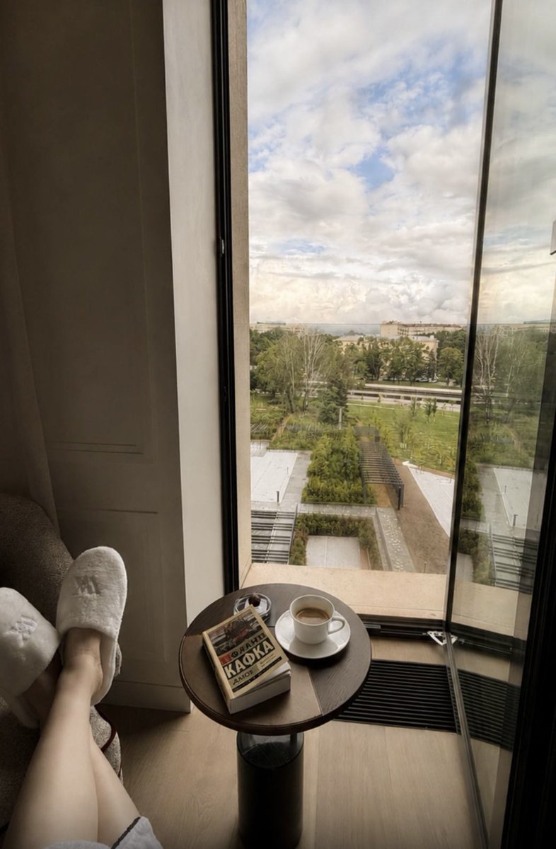 4e13's tweet photo. Кто-то выложил сторис, взгляд зацепился за книгу.
Это ИИ или фильтры?
С одной стороны в оформлениии узнается издание от АСТ Замка, с другой откуда такие искажения? https://t.co/VmbHPfKarZ