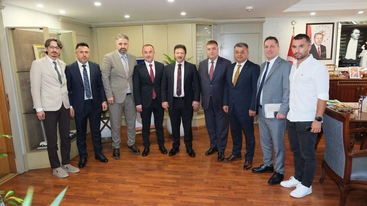 iteo34's tweet photo. Değerli Taksi Esnafımız,

Bugün, Türkiye Şoförler ve Otomobilciler Federasyonu'muzda (TŞOF), Başkanımız Mehmet Yiğiner'in daveti üzerine Esnaf Odası Başkanları olarak bir toplantı gerçekleştirdik.

Toplantıda başta korsan Martı Tag mahkemesi öncesi hazırlıklarımızı ve sektörel sorunlarımızı konuştuk.

Korsan Martı Tagın, 24 Haziran 2026 tarihinde görülecek mahkemede kapatılacağına dair inancımız tamdır.

Tüm esnafımızı, mahkeme günü saat 09.00'da Çağlayan Adliyesi önünde birlik olmaya davet ediyorum.

İSMET DALCI
İSTANBUL TAKSİCİLER ESNAF ODASI BAŞKANI

@ismetDALCI @MehmetYiginer @tsofresmi @istesob @adalet_bakanlik @HSKKurumsal @istanbulbld @nuriaslan_tr @Akparti @abakingurlek @herkesicinCHP @MHP_Bilgi