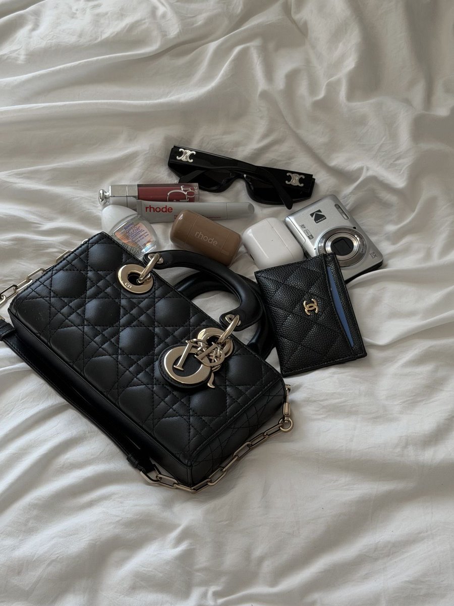 classyladylife's tweet photo. “what’s in my bag” https://t.co/bo8NScUHZZ