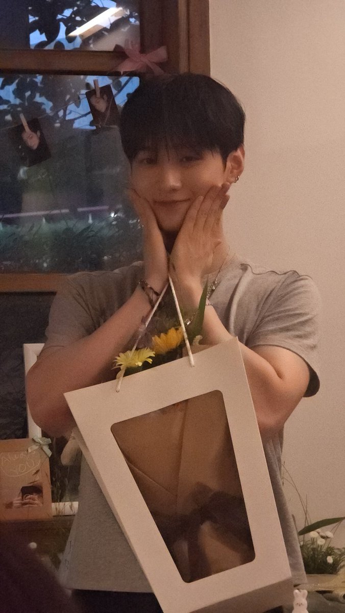 VERRER008's tweet photo. 📍달콤가든

용승이를 닮은 초록의 여름빛으로 예쁘게 꾸며져 있었어요😻 스크래치 긁는 이벤트도 재미있었고, 카페에 있는 강아지도 귀여웠고, 사장님도 친절하셨습니당 .ᐟ.ᐟ 용승이와도 만나서 행복한 기억을 안고 갑니다🥰🥰

#꽃보다용승2026 https://t.co/qxbQqC3eg2