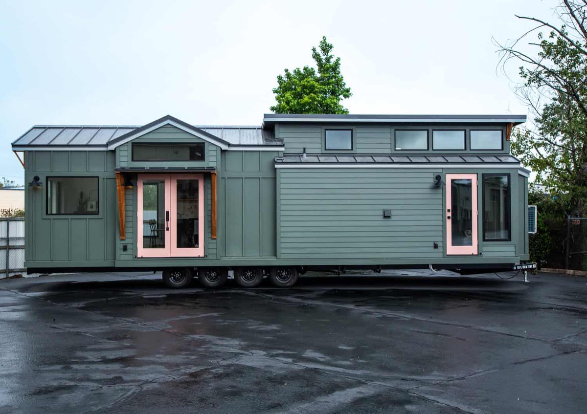 TinyHouseTalk's tweet photo. 399 sq ft, one level, 11-ft vaulted ceilings — Tru Form Tiny's new Cascade Max just landed in Colorado. Brass-and-marble kitchen, black soaking tub, two lofts, pewter-green curb appeal.

Full tour 👉 https://t.co/ygnqmzb5Om

#tinyhouse #tinyliving https://t.co/xa7vZT5pav