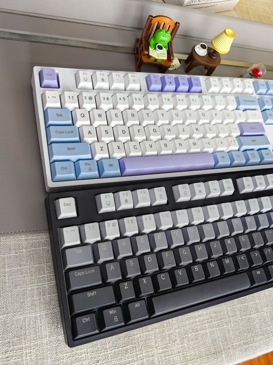 HollyWilliehaj's tweet photo. Spilled entire iced matcha all over my keyboard 10 mins before a big presentation. My deskmate swapped his fancy mechanical one with my broken rubber keyboard, and we hid the mess so well the prof never noticed. Chaotic but saved! https://t.co/Nc5CTxlNii