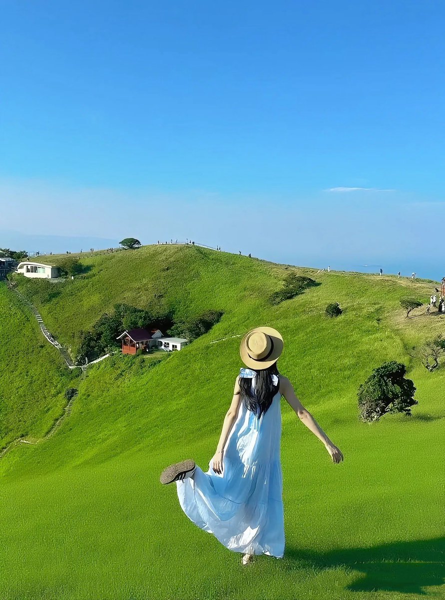 Lune_Aster's tweet photo. Wind &amp; green hills in Izu

#Izu #JapanTravel #TravelJapan #SummerVibes #Wanderlust #ScenicJapan #NatureLovers #TravelDiary https://t.co/LzwiWn5kho