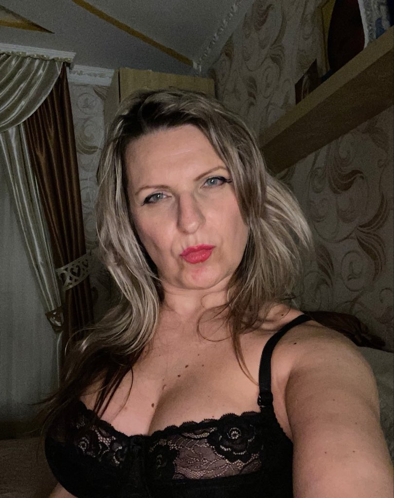 astrid_omi's tweet photo. Würdest du eine ältere Frau küssen?

◯ Ja

◯ Nein

◯ Kommt drauf an... https://t.co/4DSIxILtZr
