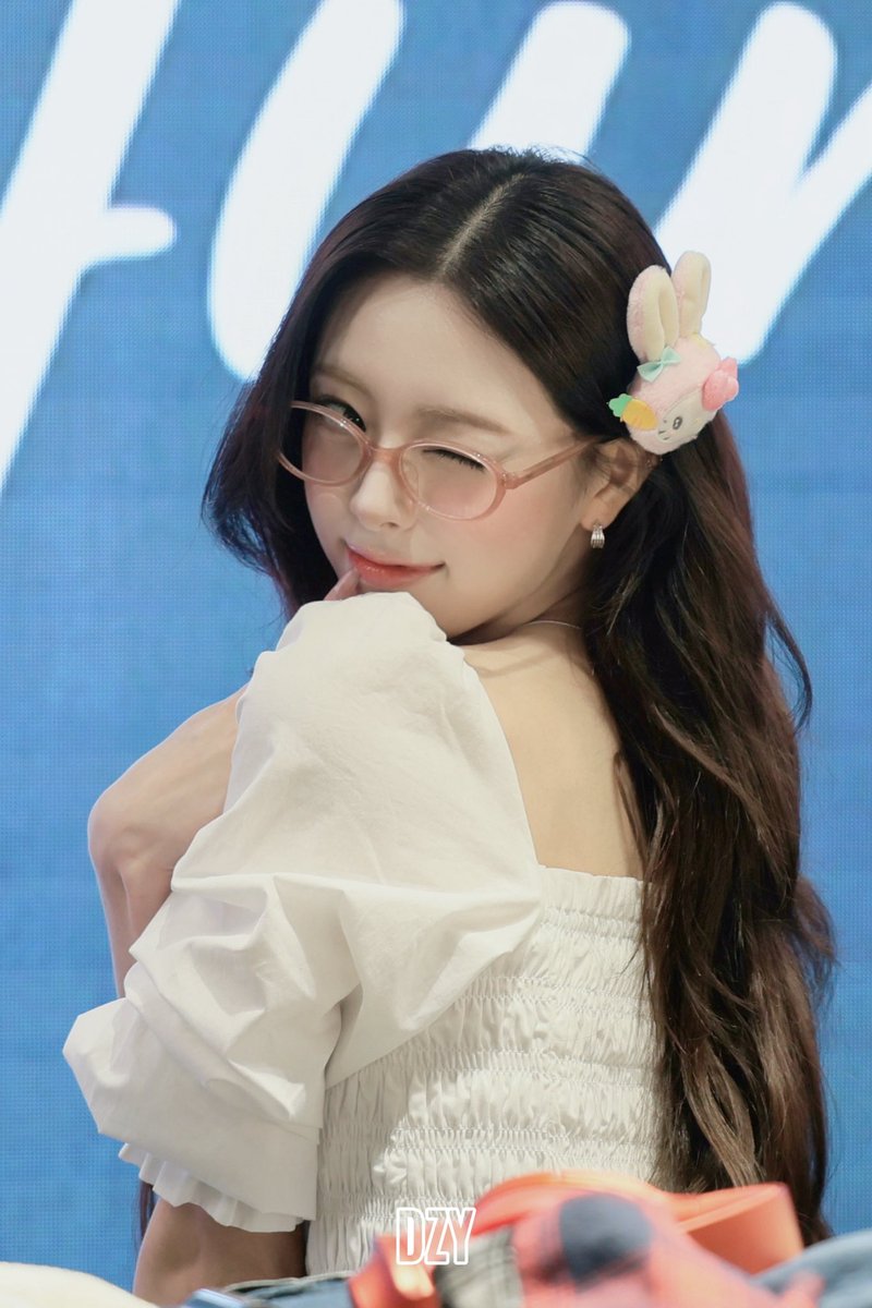 DZY0708's tweet photo. 260614 👓
#유나 #YUNA #있지 #ITZY https://t.co/SdYtmV5fXW