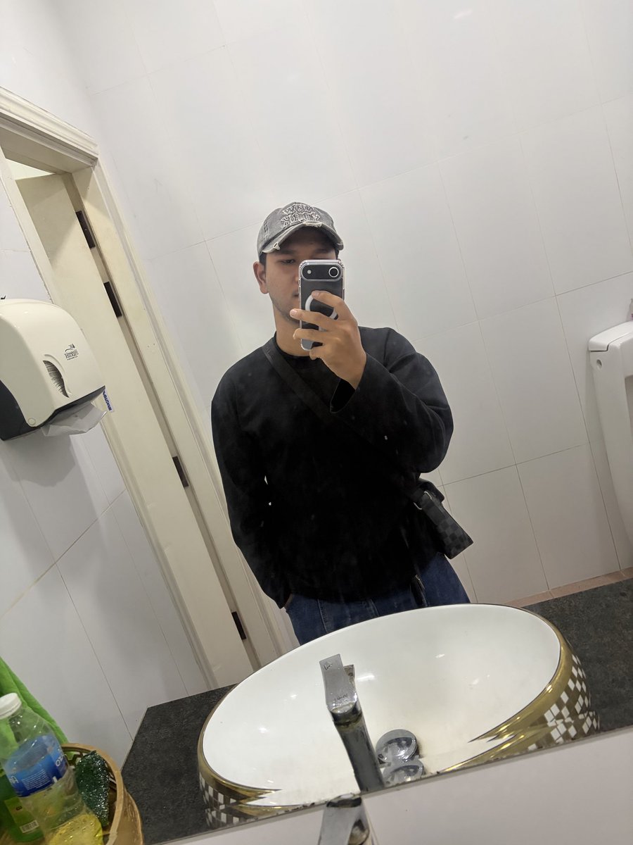 ChanRith162093's tweet photo. ស្រ្ដេសណាស់ចង់មាននាក់វៃសិច💦 https://t.co/lRgVmrfGRx