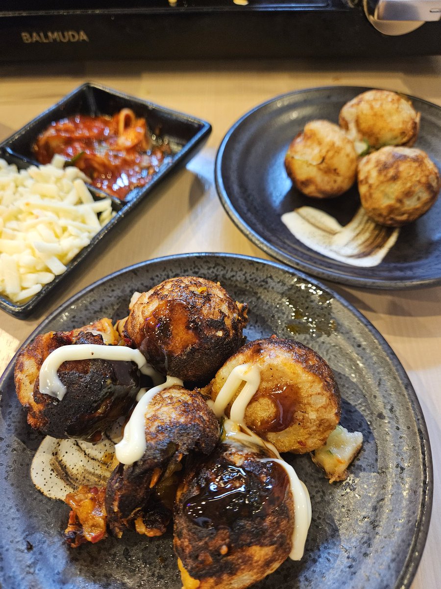 _codeNote2_'s tweet photo. 食い倒れ旅してた✌
たこ焼き焼いたの何年ぶり？
焼きすぎて���くなった(笑)
あとネカフェ初めて利用したんだけど休むのに丁度いいね
良い旅でした🫶 https://t.co/zG8FSozwS8