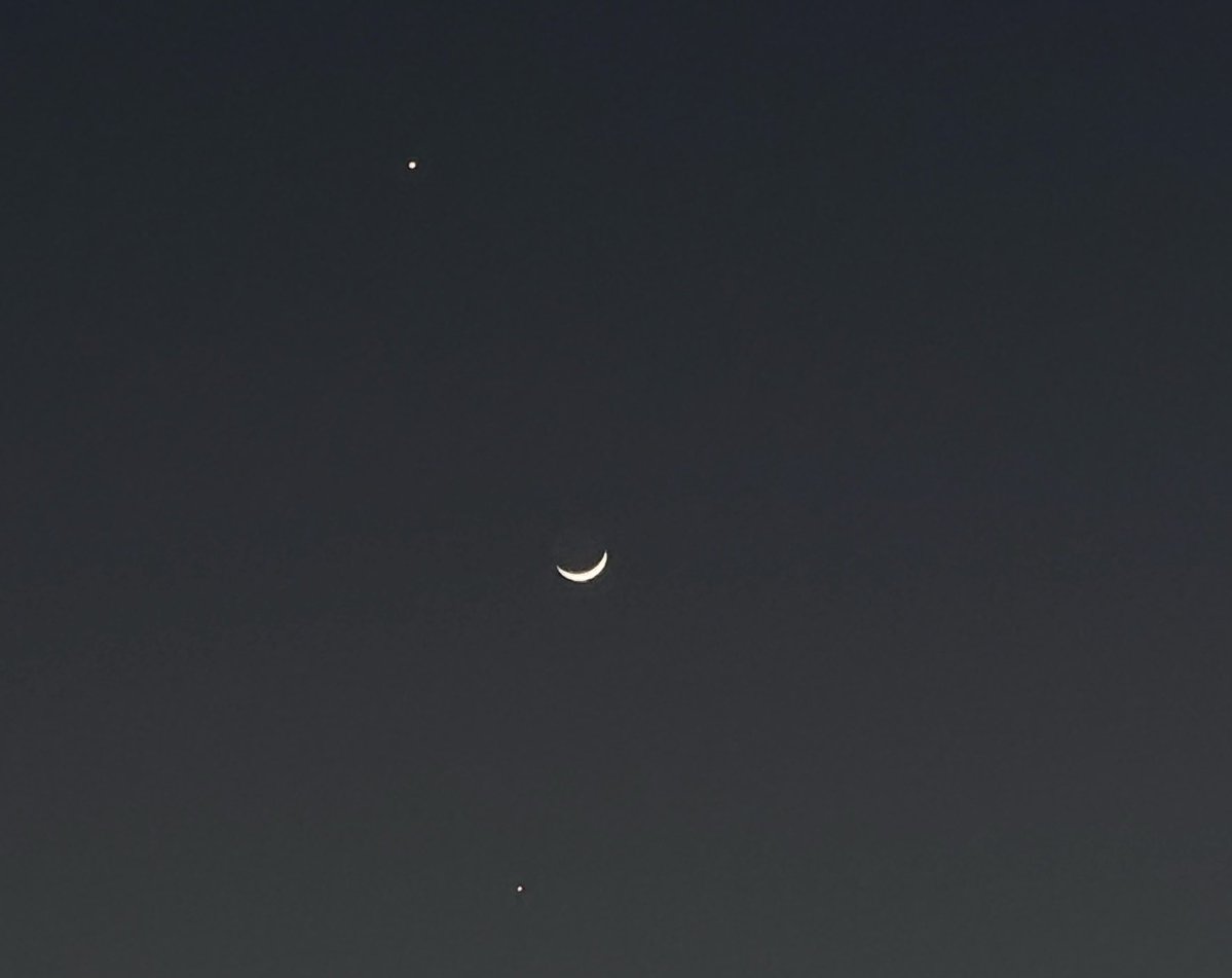 Vanyabeingvanya's tweet photo. well the moon is so so so beautiful today. Also look at the venus so close 🫶
P.S. i wish I could capture the beauty of the moon 😭
#Moon #MoonToday https://t.co/jiEIyWNbaV