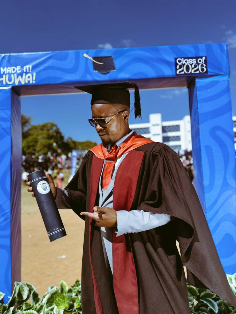 FletcherKang's tweet photo. Bagged another one. 👨🏾‍🎓🥃 Upper Second Class https://t.co/V8htxZFgOa
