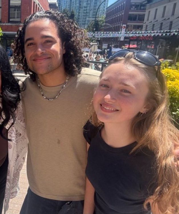 indiafowlerbr's tweet photo. Jalen Thomas Brooks citou India Fowler ao responder para o Yahoo Entertainment quem do elenco de ‘Off Campus’ é mais parecido com seu personagem:

“Ah cara, ela vai me odiar por dizer isso! India, que interpreta Grace na segunda temporada, é tão parecida com sua personagem que as pessoas vão surtar. Ela é fenomenal. Ela traz uma luz para a série. De verdade, é como se ela tivesse saído direto das páginas.”