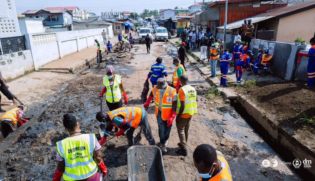 PrinceAdams990's tweet photo. Rain continues to fall, but @ZoomlionLtd @NADMOGHANA @GhPoliceService @Citi973 @Dredge_masters and other partners remain on the ground, working tirelessly to dredge and desilt drains and waterways. 

#EnvironmentalSanitation #ZoomlionNadmodeywork #CleanGhana #ResettingGhana https://t.co/rbk40zMfZd