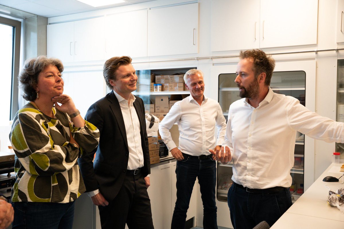 rubenbrekelmans's tweet photo. Nederland loopt wereldwijd voorop in innovatie in landbouw en voedsel, mede dankzij Wageningen.

Bij Wageningen University & Research bespreken @renatemas en ik met wetenschappers hoe we ons land van het stikstof-slot halen, vergunningen loskrijgen en boeren zekerheid bieden.

Ook spreken we met de ondernemers achter Grassa en Revyve. Grassa haalt voedingsstoffen uit gras, waardoor de uitstoot van ammoniak daalt. Revyve maakt eiwitpoeders van gist om de ecologische voetafdruk te verkleinen.

Mooi om te zien hoe ondernemers met hun ideeën oplossingen voor de toekomst bedenken én daar een bedrijf omheen bouwen.

Beide ondernemingen lopen tegen dezelfde uitdagingen aan. Er is een plan of zelfs al een fabriek, maar de productie opschalen is moeilijk. Het is ingewikkeld om hier meerjarige financiering voor te vinden en snel de noodzakelijke vergunningen te krijgen.

Deze voorbeelden en inzichten nemen we mee naar Den Haag. Nederland moet van het slot. En ondernemers moeten meer ruimte krijgen en meer toegang tot financiering. Dat is niet eenvoudig, maar we blijven ons hier vol voor inzetten.