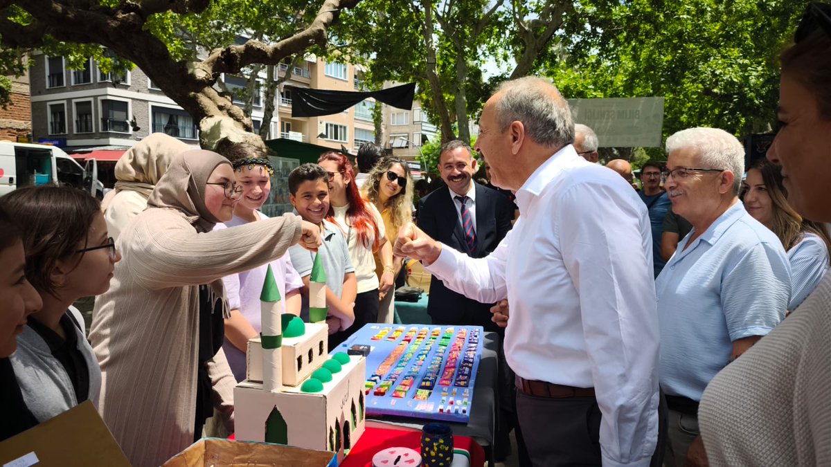 TC_erdek's tweet photo. Kaymakamımız Hasan Göç, Erdek İlçe Milli Eğitim Müdürlüğünce Cumhuriyet Meydanında düzenlenen Bilim Şenliği etkinliğine katıldı. https://t.co/tfgMBhHgrp