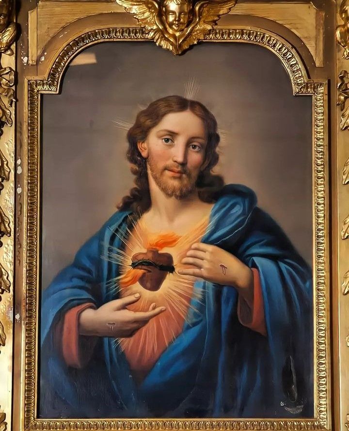 SacerdosMariae's tweet photo. El Corazón de Jesús no es solo refugio para las horas difíciles. Es también la fuente desde la que aprendemos a vivir cada día con una caridad más verdadera, más paciente y más eucarística.

1️⃣ Jesús no nos ama de manera genérica. Nos ama personalmente. Su Corazón conoce nuestra historia, nuestras heridas, nuestras resistencias y también ese deseo de Dios que a veces queda sepultado bajo el cansancio.

2️⃣ Por eso la devoción al Sagrado Corazón no nos aleja de la vida real. Al contrario: nos enseña a vivirla desde Cristo, con más fe y menos amargura, con más confianza y menos autosuficiencia.

3️⃣ El Corazón de Jesús es un Corazón obediente al Padre. Toda su vida está orientada a cumplir la voluntad de Dios. También ahí se purifica nuestro corazón: cuando dejamos de buscar solo lo que nos agrada y aprendemos a querer lo que Dios quiere.

4️⃣ Pero esa obediencia no nace del miedo. Nace del amor. Jesús se entrega porque ama al Padre y porque nos ama a nosotros. En Él vemos que la verdadera libertad no consiste en hacer cualquier cosa, sino en amar hasta el final.

5️⃣ La Eucaristía nos introduce en ese amor. En cada misa, Cristo vuelve a ofrecernos sacramentalmente su entrega. Allí aprendemos que la vida cristiana no se sostiene solo por ideas, sino por gracia recibida.

6️⃣ Por eso necesitamos vivir unidos a los sacramentos. La confesión nos devuelve al amor primero. La comunión nos alimenta. La adoración nos educa el corazón. Sin esa fuente, acabamos viviendo de impulsos, opiniones o heridas.

7️⃣ El P. Mendizábal recordaba que el Corazón de Cristo es fuente de gracia y descanso para el alma. No vamos a Jesús solo para sentirnos mejor, sino para ser transformados por Él.

8️⃣ La reparación entra aquí con mucha naturalidad. Quien se sabe amado por Cristo desea responder a ese amor. Reparar es amar donde otros hieren, adorar donde otros olvidan, ofrecer donde otros pasan de largo.

9️⃣ Hoy se puede reparar con algo pequeño: una comunión bien vivida, una visita al Santísimo, una palabra evitada, una queja ofrecida, un perdón pedido, una paciencia concreta con alguien que cuesta.

🔟 El Corazón de Jesús nos libra de una fe endurecida. Se puede defender la verdad sin perder la caridad. Se puede ser firme sin vivir crispado. Se puede amar a la Iglesia sin convertirlo todo en combate.

1️⃣1️⃣ Pidamos hoy un corazón más unido al suyo: menos cerrado en sí mismo, menos dominado por la reacción inmediata, más disponible a la gracia y más atento a la presencia real de Cristo en la Eucaristía.

Sagrado Corazón de Jesús, en vos confío.

#SagradoCorazónDeJesús #CorazónDeJesús #JunioDelSagradoCorazón #Eucaristía #Reparación #IglesiaCatólica