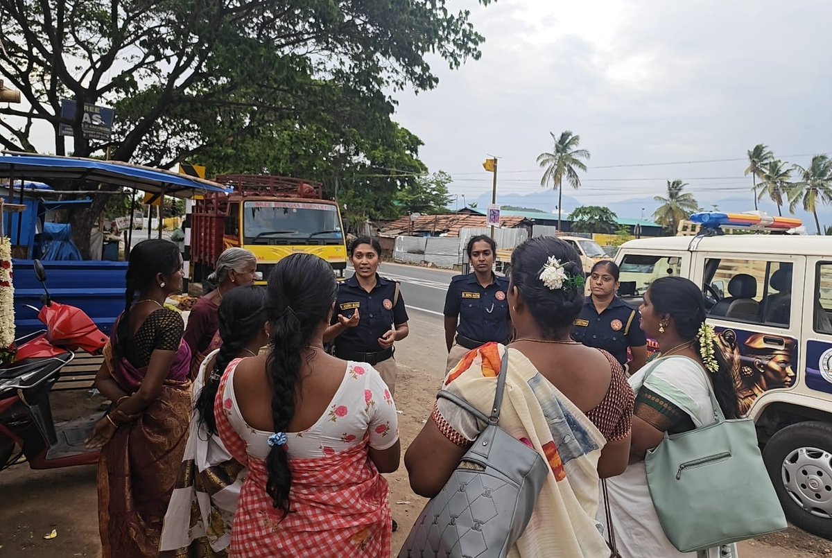 Cbe_Dist_Police's tweet photo. கோவை மாவட்ட  காவல்துறையின் சிங்கப்பெண் சிறப்பு அதிரடிப்படையினர் இன்று (17.06.2026) மாவட்ட காவல் கண்காணிப்பாளர் அவர்கள் அறிவுறுத்தலின் படி பெண்கள் மற்றும் குழந்தைகள் அதிகம் கூடும் இடங்களில் விழிப்புணர்வு நடவடிக்கைகளை மேற்கொண்டனர். #singappenney
@tnpoliceoffl 
@CMOTamilnadu 
#kovai https://t.co/ZwsbKkCuDK