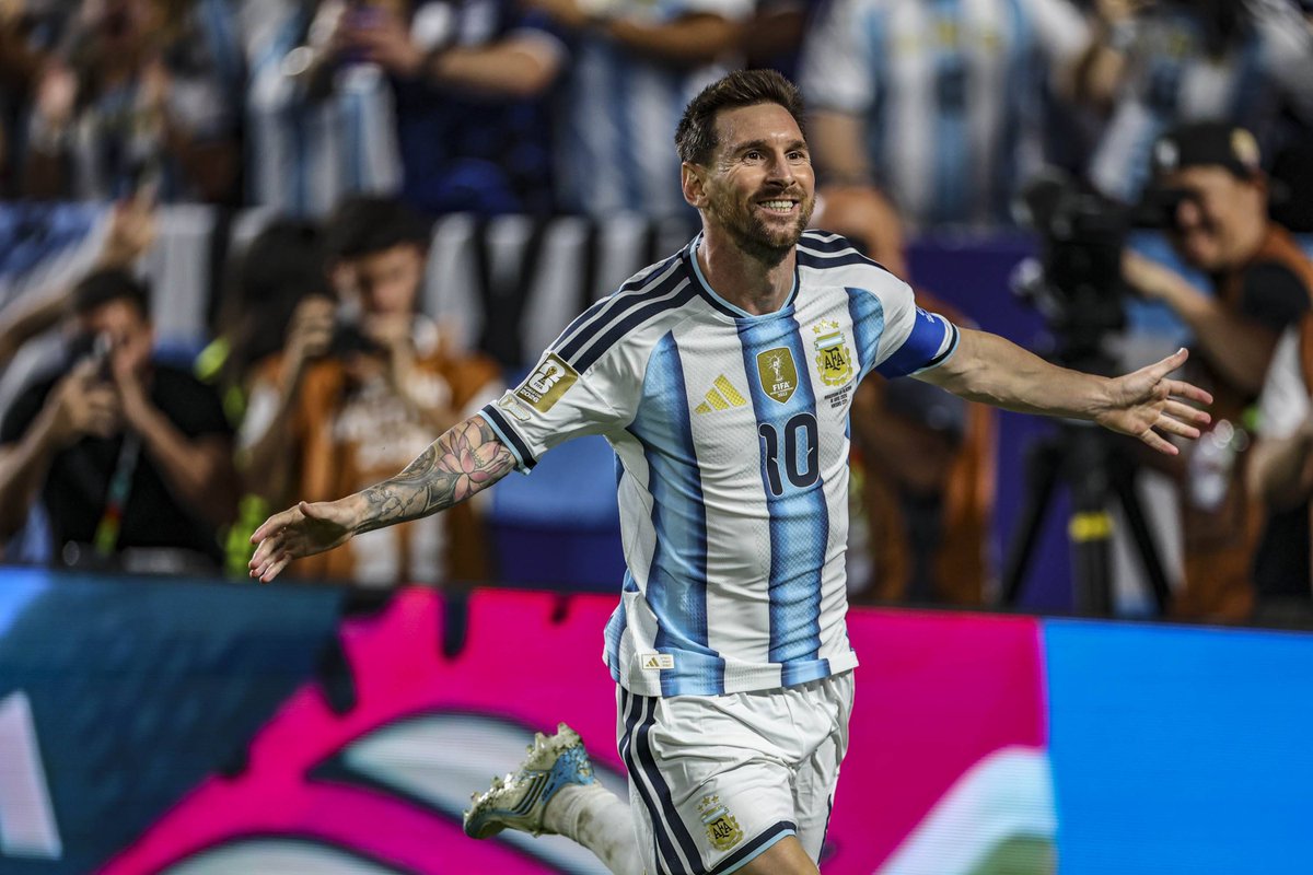 SofascoreBR's tweet photo. Jogadores com NOTA 10 na Copa do Mundo no século XXI:

🇦🇷 Lionel Messi vs Argélia (2026) 🆕
🇺🇸 Tim Howard vs Bélgica (2014)
🇧🇪 Kevin De Bruyne vs EUA (2014)
🇨🇭 Xherdan Shaqiri vs Honduras (2014)
🇺🇦 Maksym Kalynychenko vs Arábia Saudita (2006)
🇩🇪 Miroslav Klose vs Arábia Saudita (2002)
🇩🇪 Bernd Schneider vs Arábia Saudita (2002)

🇦🇷🐐