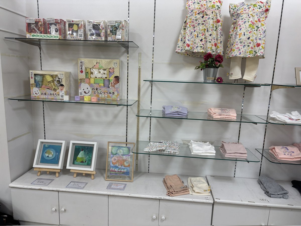monojp2003's tweet photo. 津市、松菱百貨店4階にて。6月15日からは写真の作品2点を飾らせていただいています。ベビー用品売り場です。 https://t.co/WXDNYTrFwA