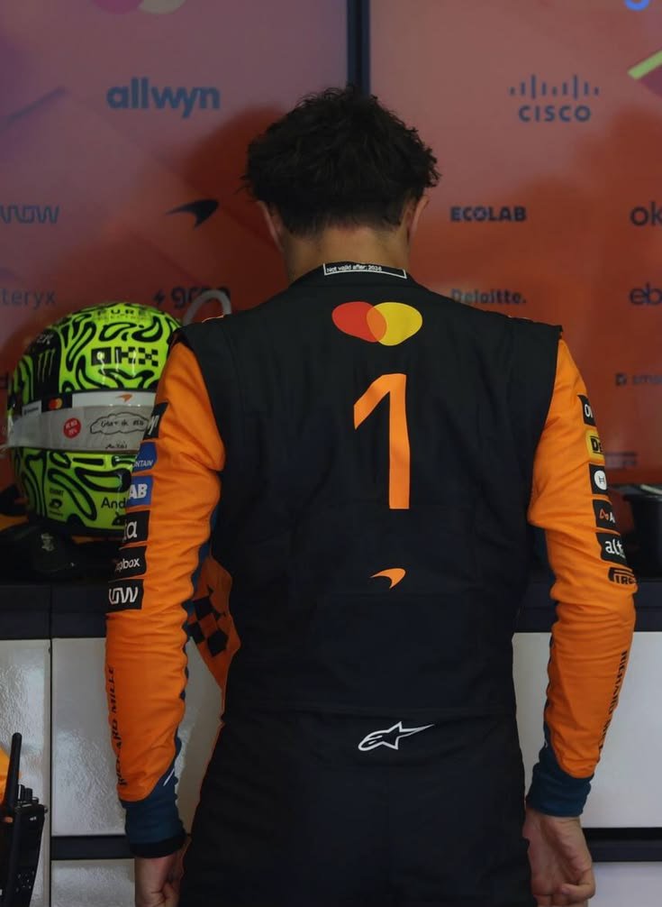 floofylan's tweet photo. setelah ada yang bilang kalo racesuit driver lain kebanyakan pada gaada angkanya, gw jadi bersyukur mclaren ada soalnya gw jadi bisa menikmati LN1 ini 😋😋😋 https://t.co/lrnsv4uYcO