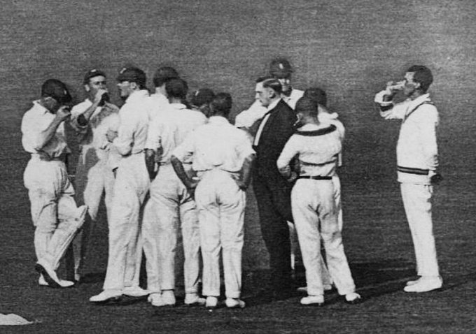 Richard08156270's tweet photo. Now this is a proper hydration break from exactly a century ago. Full liveried butler in black tie serving drinks during the 5th Ashes Test at the Oval in August 1926. Think @FIFAWorldCup could learn from this... https://t.co/CqzCzLgzYy