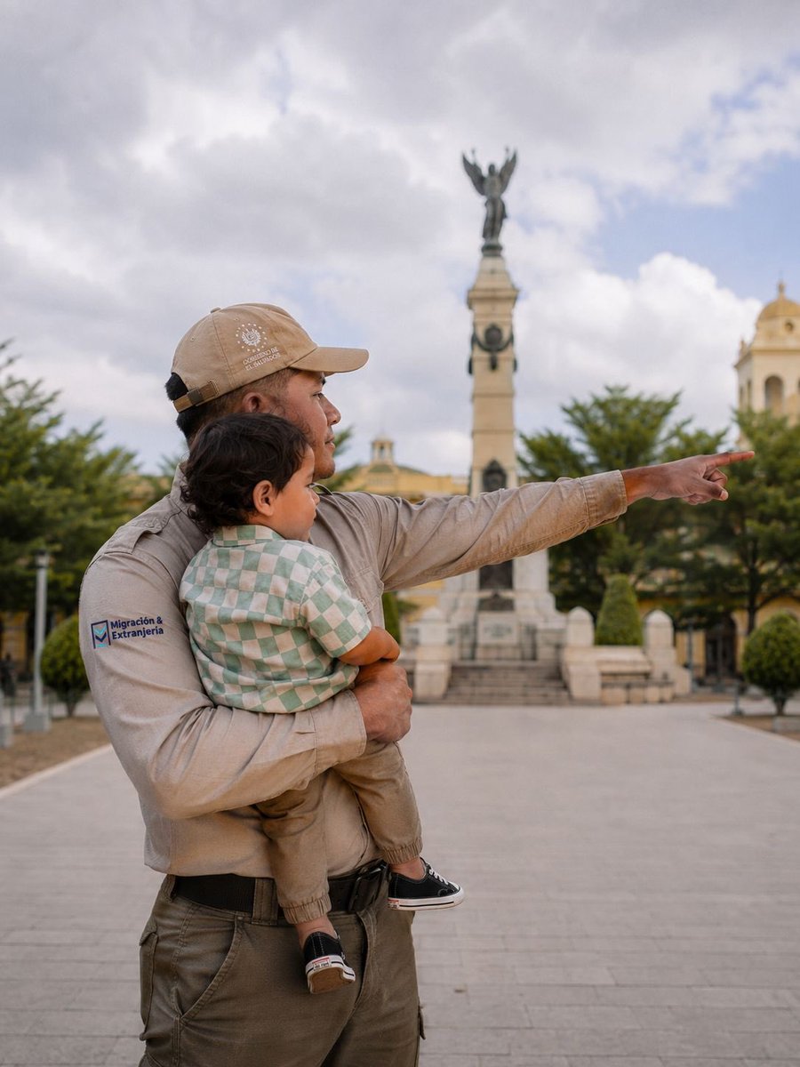 Vi11atoro's tweet photo. Hoy reconocemos y felicitamos a los padres que forman parte del Ministerio de @SeguridadSV, la @PNCSV, la @ANSPSV, @migracion_sv y demás instituciones de esta cartera de Estado.

Su dedicación, liderazgo y vocación de servicio fortalecen el trabajo que cada institución realiza en favor de la seguridad de nuestro país. Asimismo, reconocemos el compromiso con el que día a día cuidan, guían y brindan bienestar a sus familias, siendo ejemplo dentro y fuera de su labor.

¡Feliz Día del Padre!