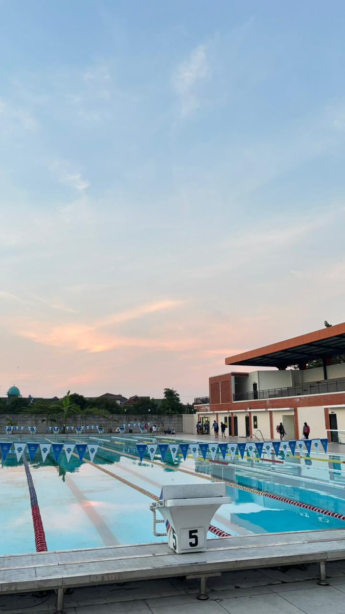 griff1ndor's tweet photo. Unnes klo masalah fasilitas olahraga gacor juga bjirr🔥 kolam terbaru yg di sampangan udah buka nihh kuy ramein🏊🏼‍♂️ https://t.co/mMBJyL8q9t