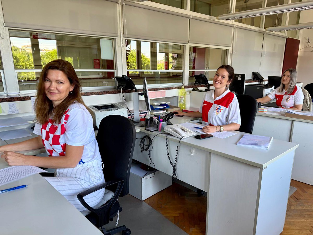 ivan_bosancic's tweet photo. Ponosni na naše vrijedne djelatnice koje danas u prepoznatljivim kvadratićima dočekuju građane! 🔴⚪Iz #VSZ šaljemo najglasniju podršku našim Vatrenima uoči večerašnje utakmice protiv Engleske na @FIFAWorldCup!  Veliko sretno @HNS_CFF⚽🔥 🇭🇷#Vatreni #Hrvatska #WorldCup https://t.co/tEW8iyWSiP