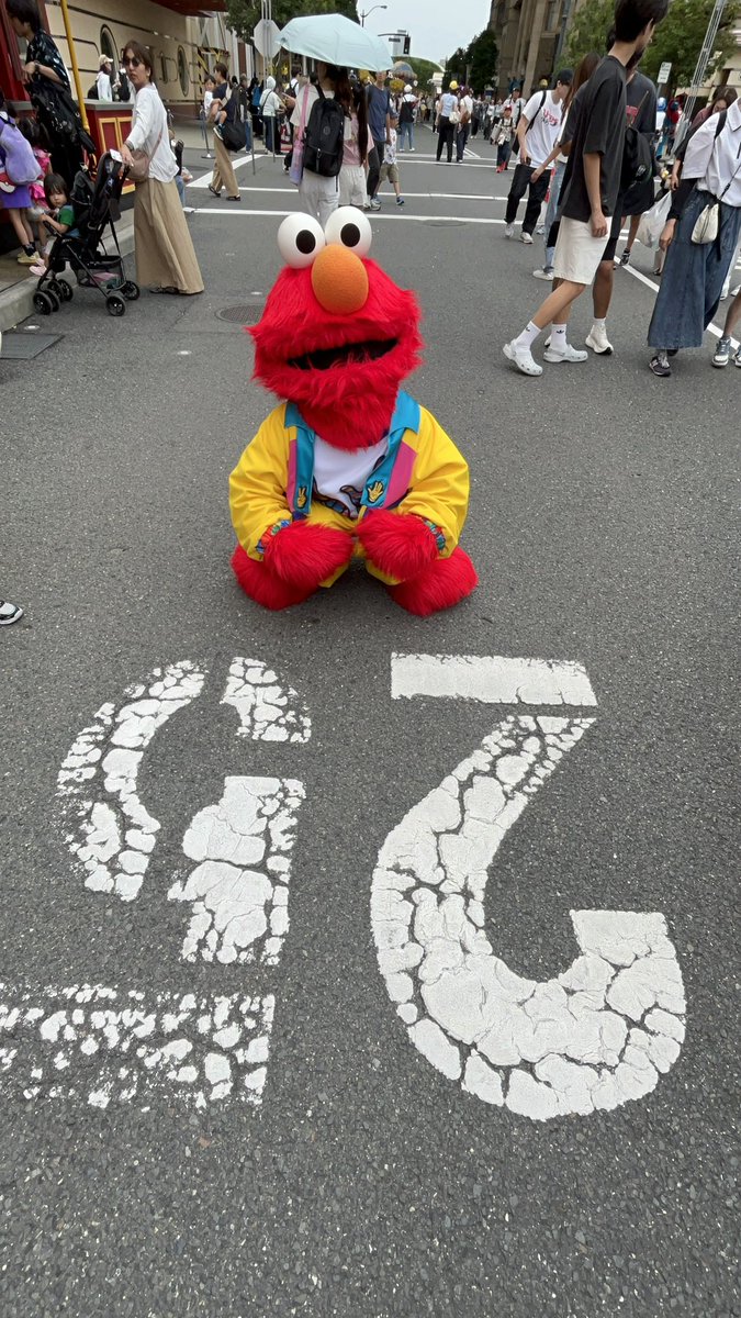 eutama13's tweet photo. エルモにここで初めて会ったねって話したら、25が書いてあることを教えてくれた❤️
#USJファン
#セサミストリート
#エルモ https://t.co/PnLmYlDsx0