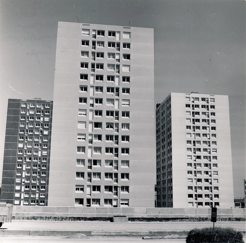 Memoire2cite's tweet photo. FIRMINY BTP Afin de remédier à la pénurie de logts en France et en URSS, le procédé Camus permet une constr intensive et quasiment industrielle de barres et tours en tous genres. Le point sur la technique et l'évolution de la méthode d'industrialisation créée par Raymond Camus  ^ https://t.co/IdLqutT5po