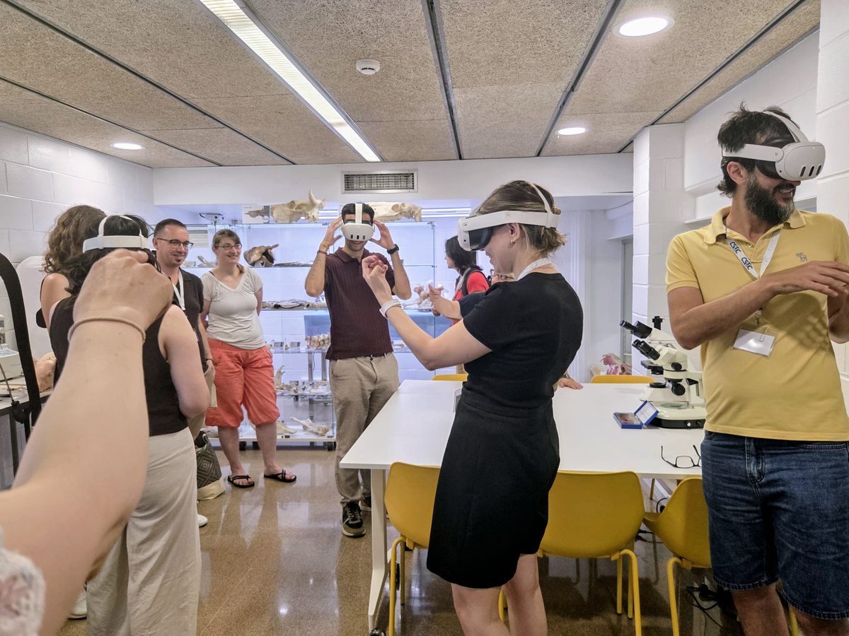 bibliotequesudl's tweet photo. 📚Ahir vam acollir les jornades de la 2a Catalan University Libraries Erasmus Staff Week amb la presentació de serveis innovadors i una visita a l'espai de simulació i autoaprenentatge #SIMVET.
#ECWUniversityLibraries https://t.co/bZCbYVVgzJ