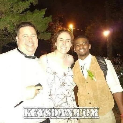 KeysDAN's tweet photo. Happy anniversary. 2016-06-17 Carl & Emily #Wedding in #Cabot #Arkansas - https://t.co/x4LfKcN2VE
#amazing #socialenvy #shopstemdesigns #fitness #followme #all_shots #textgram #family #instago #igaddict #awesome #girls #instagood #my #bored #baby #music #red #green #water https://t.co/7PX1vwFiIB