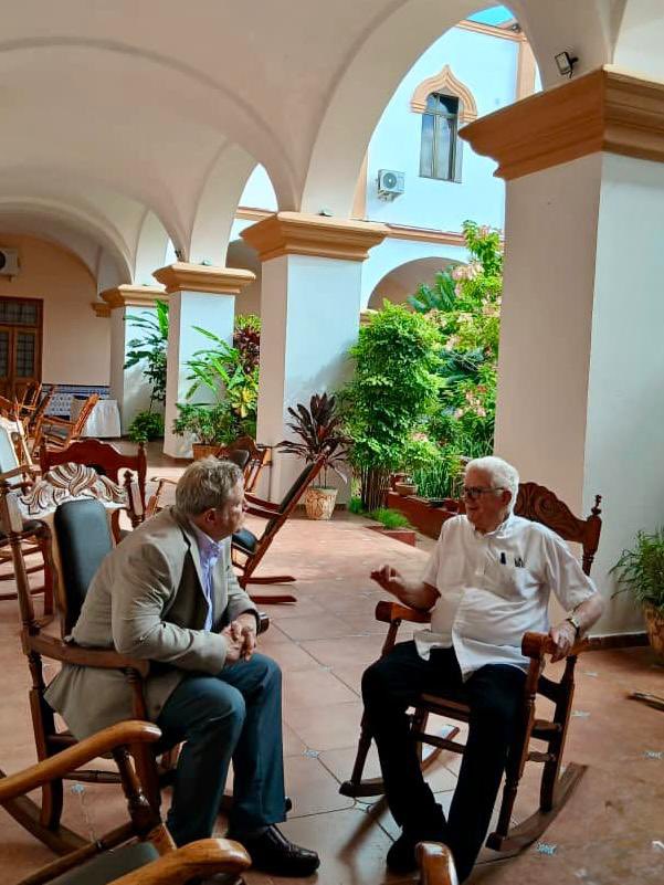 USEmbCuba's tweet photo. Nuestro Jefe de Misión Mike Hammer sostuvo  reuniónes con Sean Callahan, presidente de Catholic Relief Services, y Carmen María Nodal Martínez, la directora de Caritas Cuba y con el Obispo Dionisio García Ibáñez en su función como presidente de Cáritas Cuba. En estos encuentros, se abordó la coordinación para la distribución de ayuda humanitaria para los Cubanos de a pie con el objetivo de garantizar que el apoyo llegue de manera eficaz a quienes más lo necesitan. La Administración Trump proveerá $60 millones gestionados por la iglesia católica y unos adicionales $40 millones a través de organizaciones no gubernamentales de confianza.  #ConCubanosDeAPie
🇺🇸🤝🇨🇺