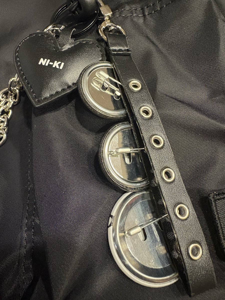 Kei___126's tweet photo. 今回の🦇リュックにBLOODSAGAの缶バッジ付けたいけど🎒に穴開けたく無いから、この前購入したZOZOのNI-KIキーホルダーの穴に通して付けてみた🥰
ちょうど良い感じで並ぶ🫶🏻💕

#ENHYPEN https://t.co/NnwQT6NSwr