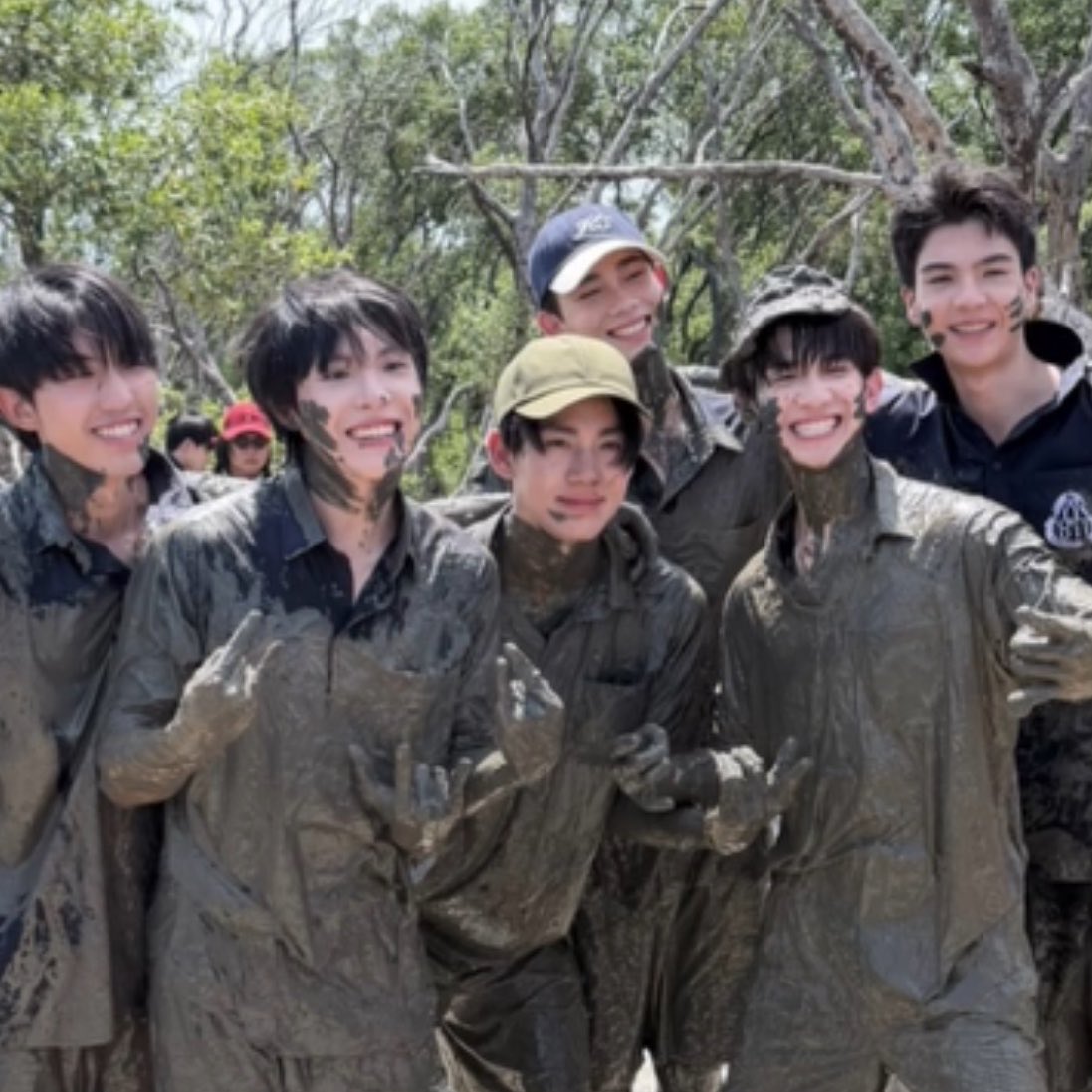 almondebutter_'s tweet photo. ภาพรวมแก๊งต้นส้มกับตอนทัศนศึกษา เล่นโคลนทั้งตัวจิง ๆ น่ารักอะ อีกหนึ่งประสบการณ์ที่ดีมาก ๆ เยยㅜㅜㅜㅜ

TONSOM 6TH EPISODE

#WhenOrangesFallEP6 https://t.co/hGzlunAjEj