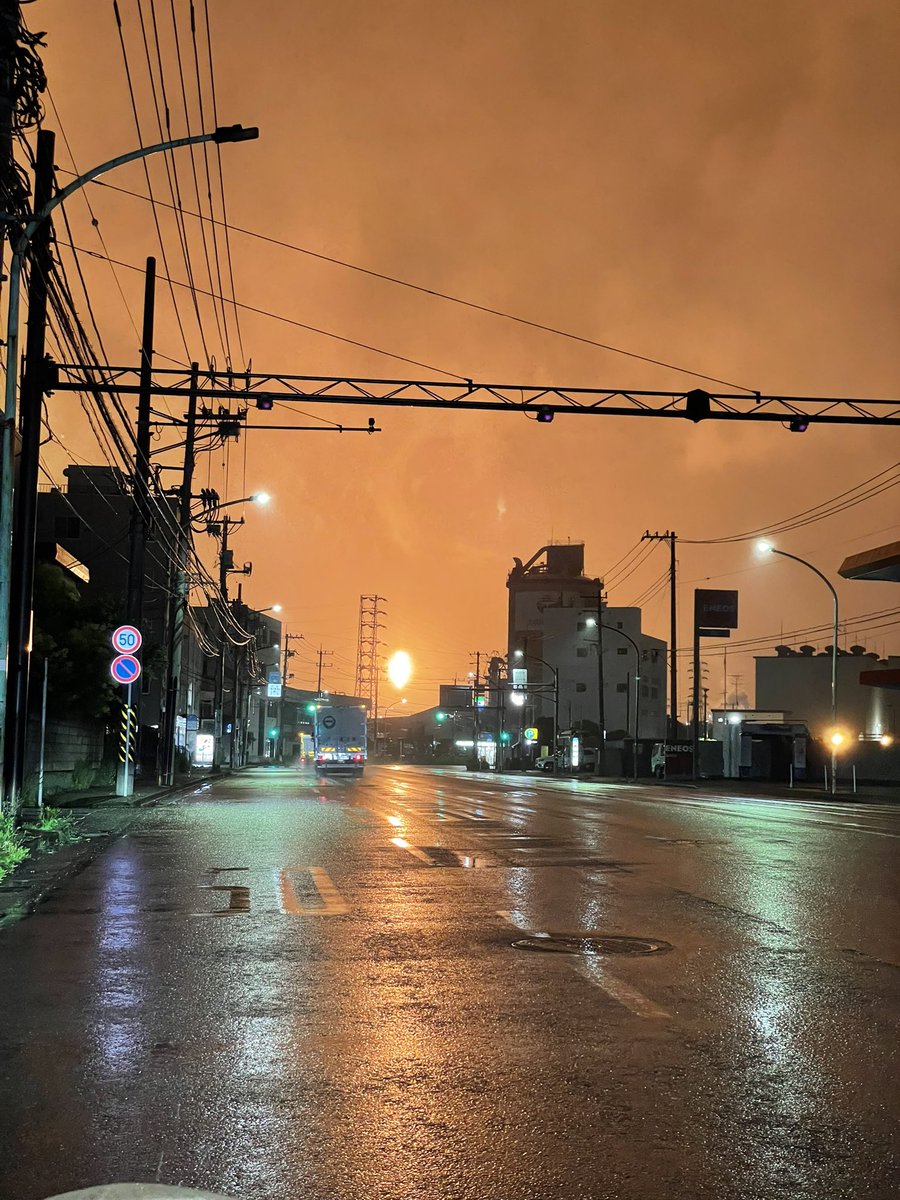 0829_hk's tweet photo. 川崎の空が真っ赤で火事かと思ったけど、浮島の工場の煙突からすごい勢いで火が出てた https://t.co/Of4ZoJ16Lk