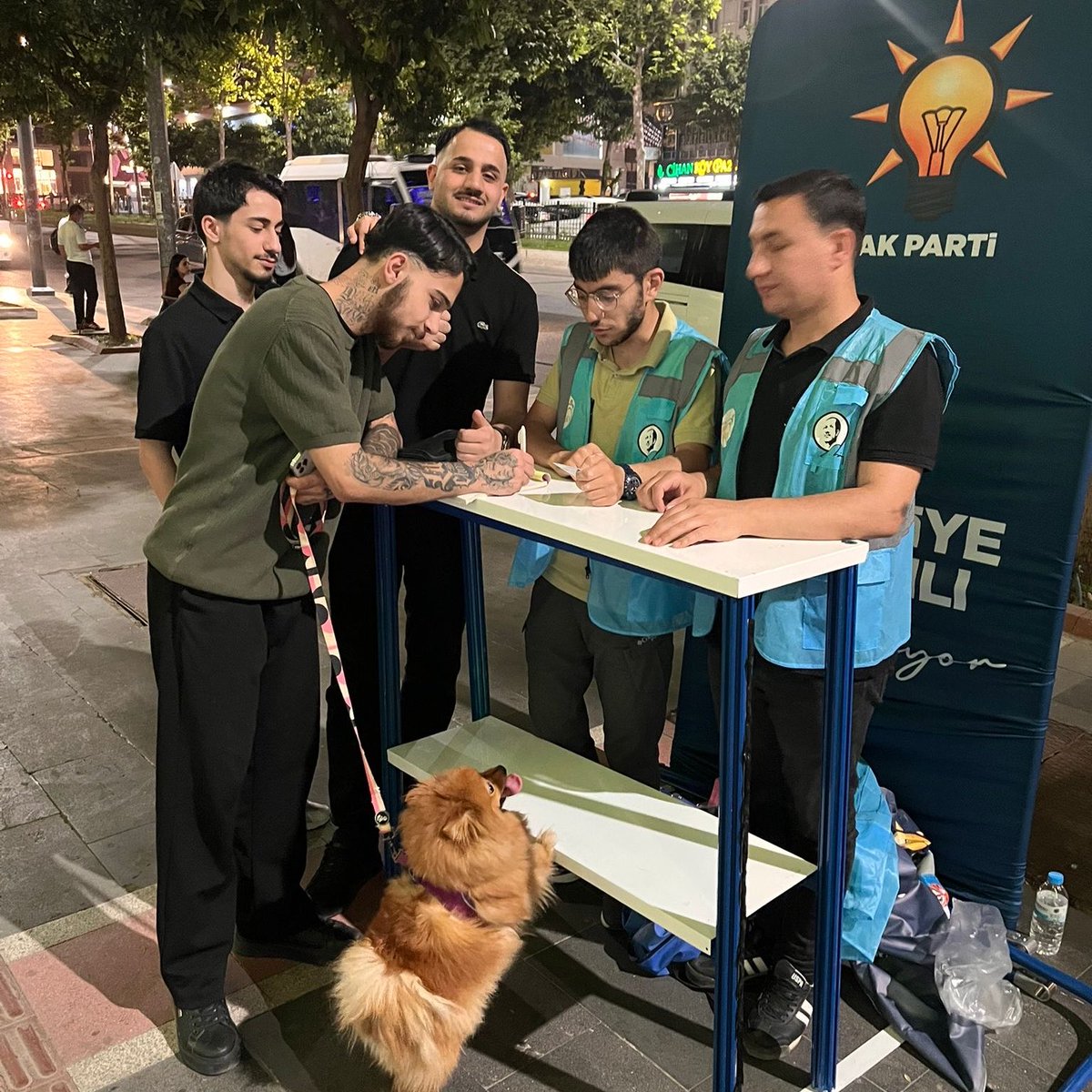 AkGenclikBatman's tweet photo. AK Gençlik Batman olarak kurduğumuz üyelik standımızda genç kardeşlerimizle bir araya gelerek davamıza yeni yol arkadaşları kazandırmaya devam ettik.

Gençliğin enerjisi, heyecanı ve inancıyla büyüyor; güçlü Türkiye yolunda hep birlikte yürüyoruz. 🇹🇷

#AKGençlik #Batman https://t.co/1UX96A9fj4