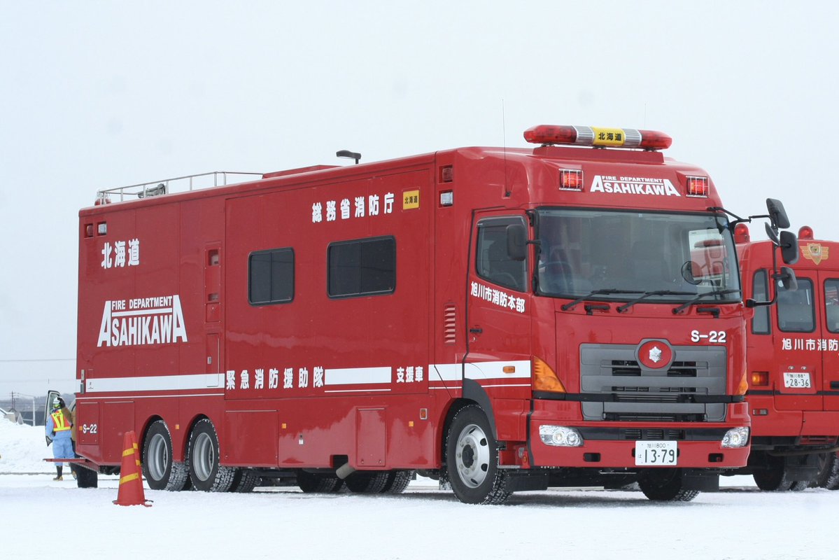 bokutou28's tweet photo. 北海道警察　　災害活動用拠点車
航空自衛隊　　待機車1号
国土交通省　　待機支援車
総務省消防庁　支援車Ⅰ型 https://t.co/A06c7ULMps
