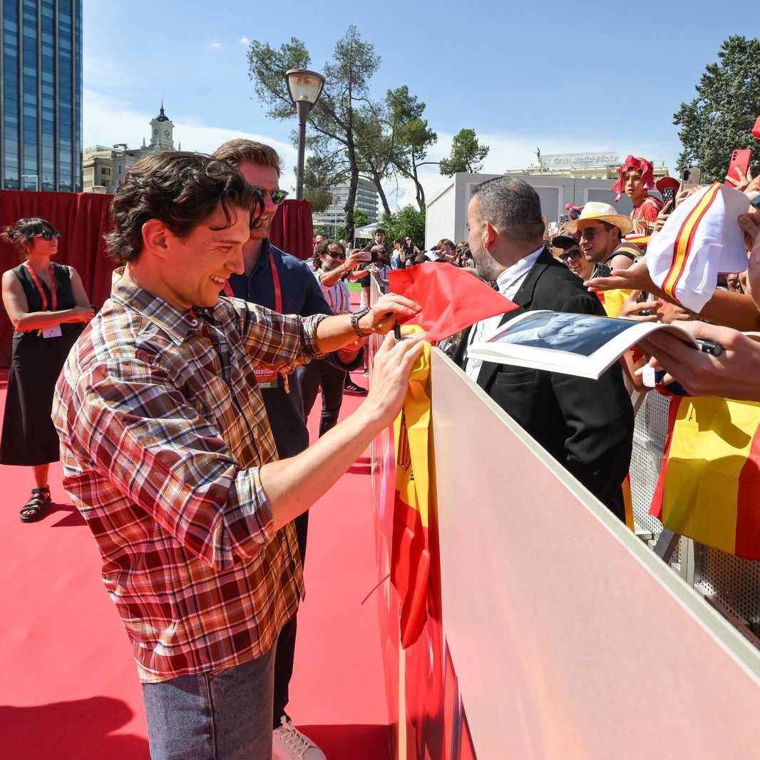 aranhaversobr's tweet photo. 🚨 ' Tom Holland diz que se sentiu um "representante dos fãs" durante o processo CRIATIVO de 'SPIDER-MAN: BRAND NEW DAY' (2026)

"Me sinto um representante dos fãs, porque eu amava a Marvel quando mais novo, sabe, já fui o primeiro na fila do cinema para assistir Homem de Ferro, Thor, Capitão América, todos esses pilares iniciais. No intervalo entre 'No Way Home' e este novo filme tudo que eu sabia fazer era vasculhar a internet e tentar ter uma boa noção do que as pessoas queriam. Por conta disso, é a primeira vez que pude participar de todo o processo criativo antes mesmo do roteiro ser finalizado, e poder ter feito isso realmente nos deu uma vantagem de criar algo que é muito divertido e diferente. Os fãs realmente queriam esse Homem-Aranha mais urbano, amigão da vizinhança, que não necessariamente parecesse salvar o mundo, mas a si mesmo."
•    
.