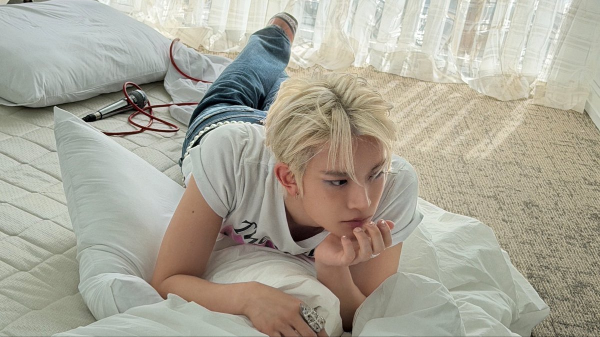 heesevns's tweet photo. he’s just so pretty he’s like a real life doll https://t.co/ts5FqacmIR
