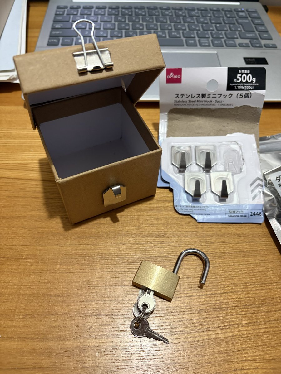 aoinagetto's tweet photo. 流石にコスパ良い宝箱が出来た
箱110円 鍵110円 ミニフック１つ22円 ダブルクリップ１つ6円
合計で248円 https://t.co/nSDpiLlPBw