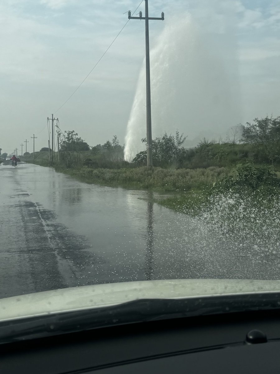 Rocksxi's tweet photo. @conagua_mx  hay una fuga enorme en una de sus bases en la carretera San Andrés Jaltenco, justo antes de la entrada a San Andrés, carretera que lleva a la Herdez de Zumpango https://t.co/6MG3enhv4v
