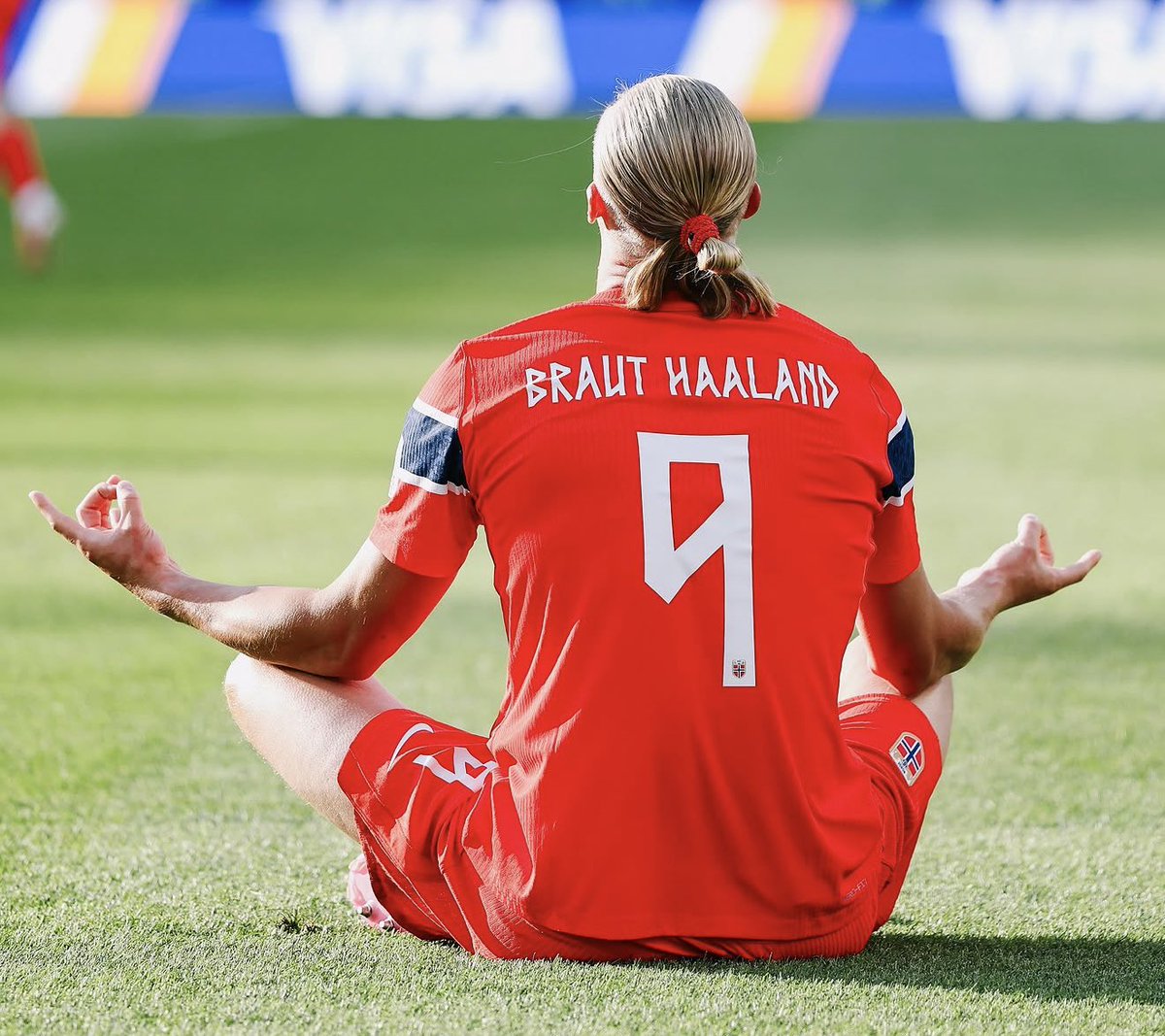futebol_info's tweet photo. 🇳🇴 Haaland mudou nome na camisa para homenagear a mãe na Copa do Mundo.

O sobrenome "Haaland" vem de seu pai, Alf-Inge Haaland, ex-jogador de futebol. Já "Braut" foi herdado de sua mãe, Gry Marita Braut, ex-atleta norueguesa especializada no heptatlo.

O jogador decidiu fazer a mudança para poder homenagear ambos.

🗞️ @OGlobo_Esportes 
📸 Seleção Norueguesa | Manchester City