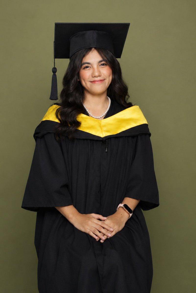 JeonAlli's tweet photo. Today is my graduation 🎓😭😭 

Bro thank you for making my college life eventful 😭😭
@BTS_twt  @Love_Deepspace @GenshinImpact @honkaistarrail https://t.co/xnMDvMlId7