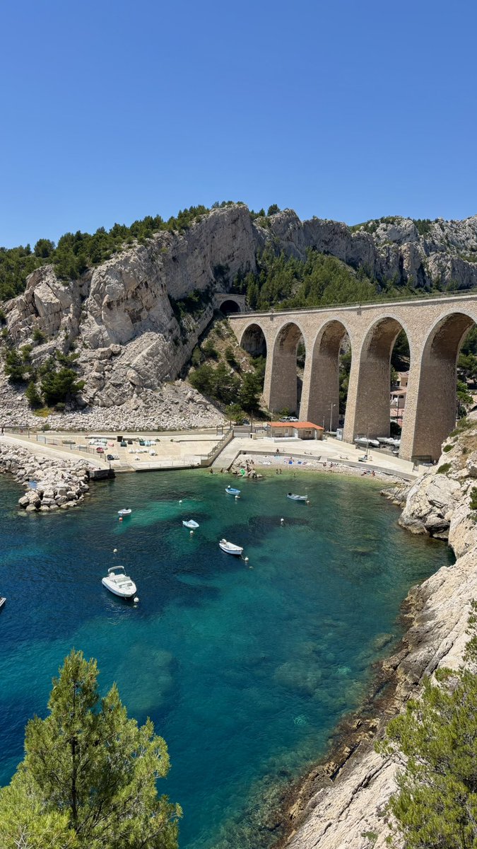 kbr13_'s tweet photo. Tu sors de partiel tu vas direct te poser à la plage alala vive le sud https://t.co/jENlHiNy0K