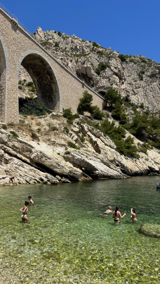 kbr13_'s tweet photo. Tu sors de partiel tu vas direct te poser à la plage alala vive le sud https://t.co/jENlHiNy0K