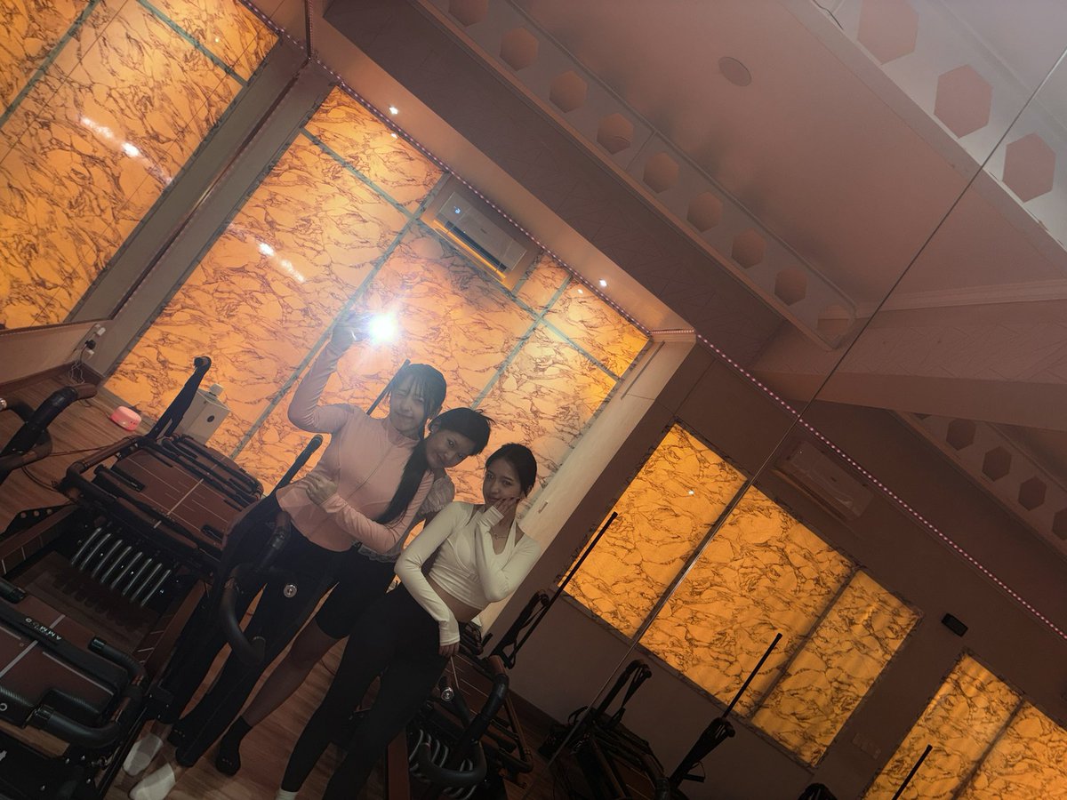 ht_denarchives's tweet photo. pilates temen sekosan

📸 Instagram @⁠jkt48.danella (story)
🐦 Twitter/X @⁠daisy_jkt48 https://t.co/cOnjFPlDmB