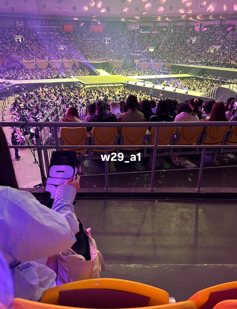 w29_a1's tweet photo. KSPO 視野 시야

⭐️（画像2、3枚目）
  ・43区域 2列目
🎀（画像4枚目）
   ・14区域 18列目（実質7列目） https://t.co/TgrUlvP6Cx