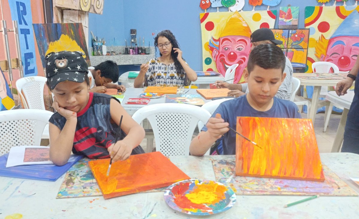 ZumarGye's tweet photo. Alrededor de 170 alumnos de pintura del Centro de Arte Comunitario ZUMAR Bastión Popular, aprenden técnicas básicas de pintura, composición y mezcla de colores. 
La Alcaldía de Guayaquil, a través de ZUMAR, fomenta  el arte y la cultura en la #CiudadDeTodos.
#AsíSeHaceGuayaquil https://t.co/qMoDoTIQUU